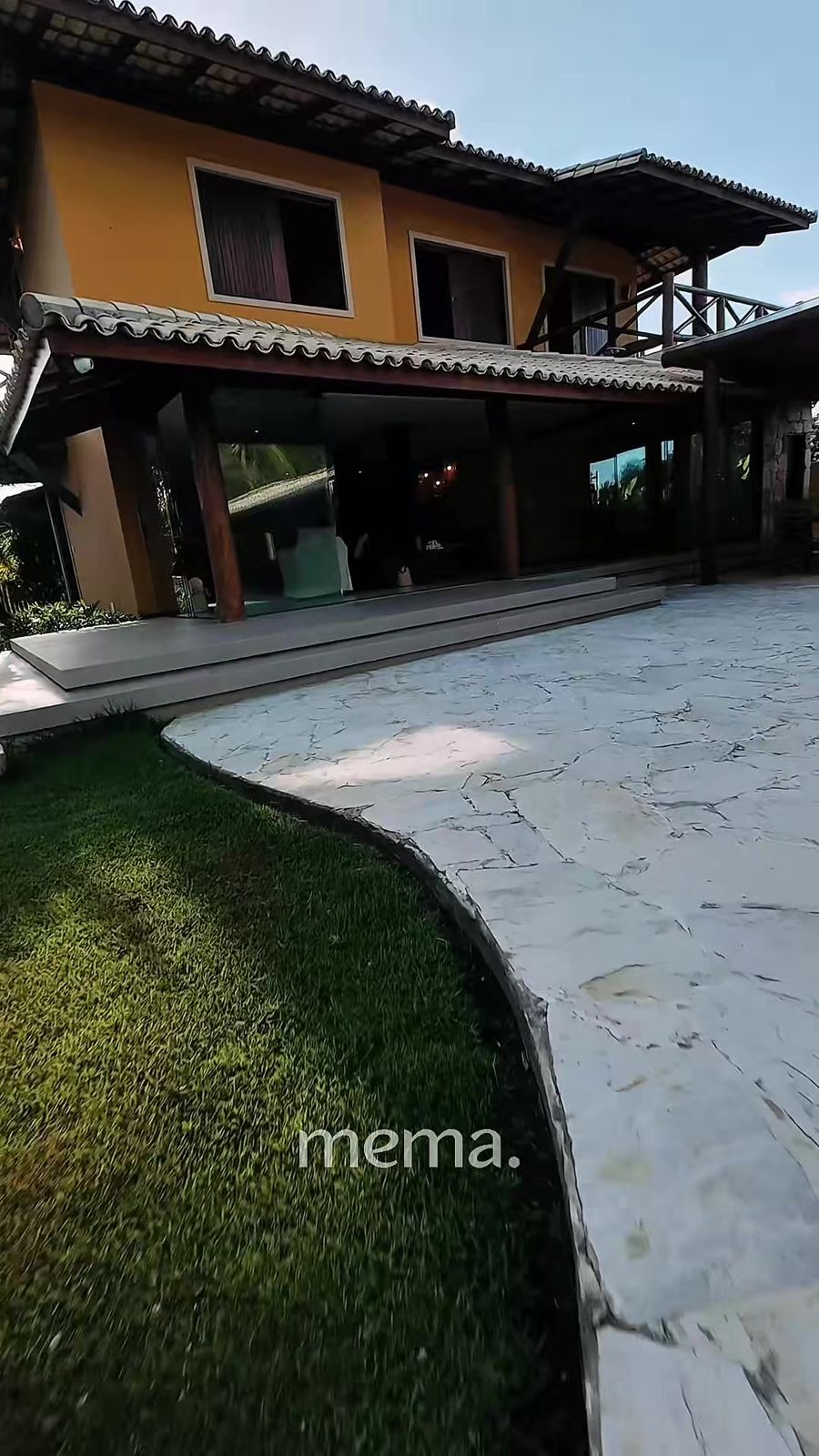 Fachada com varandas de frente para o mar