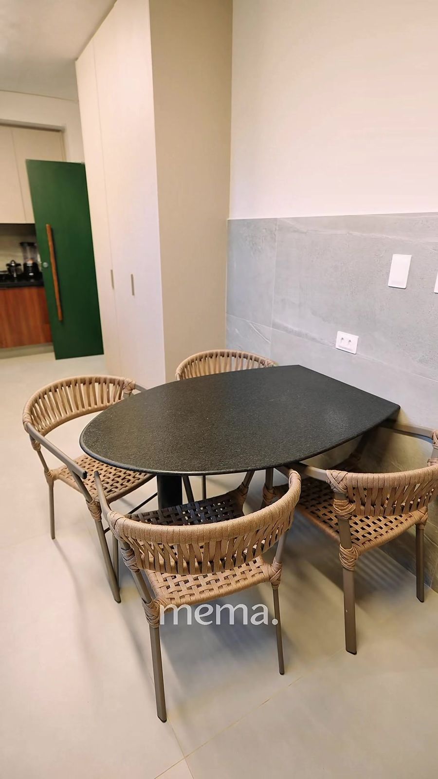 Cozinha com mesa de apoio