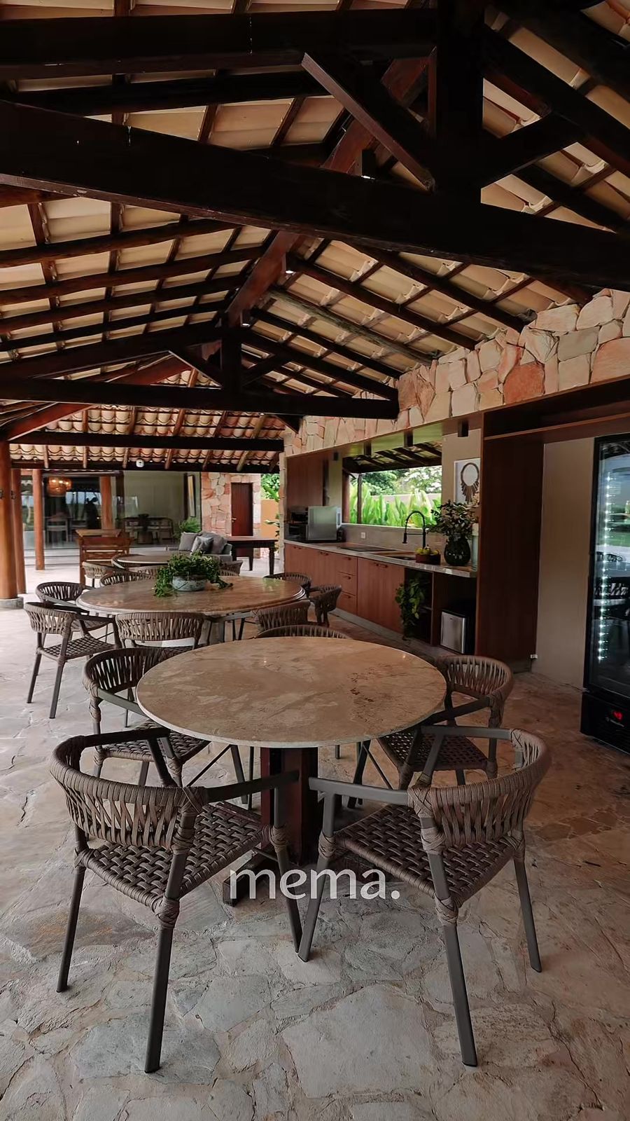 Varanda com mesa de jantar