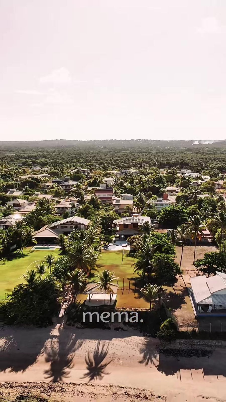 Vista aérea da casa e da praia